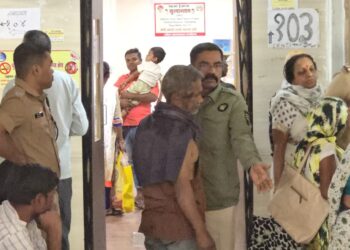 मोठ्ठी बातमी : आयोध्येकडे जाणाऱ्या आस्था एक्सप्रेसवर नंदूरबार जवळ दगडफेक