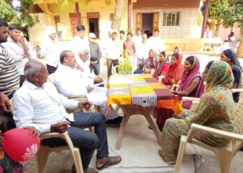 मंत्री डॉ. विजयकुमार गावित यांनी गाव चलो अभियान अंतर्गत ग्रामस्थांशी साधला संवाद