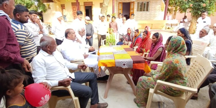 मंत्री डॉ. विजयकुमार गावित यांनी गाव चलो अभियान अंतर्गत ग्रामस्थांशी साधला संवाद