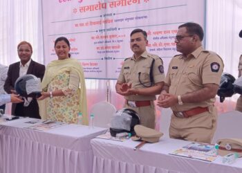 खा.डॉ. हिना गावित एक हजार विद्यार्थ्यांना हेल्मेट वाटप