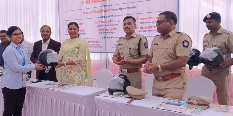 खा.डॉ. हिना गावित एक हजार विद्यार्थ्यांना हेल्मेट वाटप