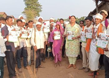 तोरणमाळच्या दुर्गम भागात खा.डॉ.हिना गावित यांनी गाव चलो अभियानांतर्गत केला घरोघर संपर्क
