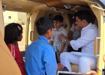 खा.डॉ श्रीकांत शिंदेंनी घडवली आदिवासी मुलांना हवाई सफर