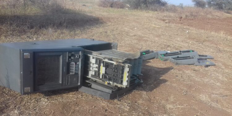 धक्कादायक घटना: नंदुरबार येथून चोरट्यांनी चक्क स्टेट बँकेचे एटीएम मशिन केले चोरी