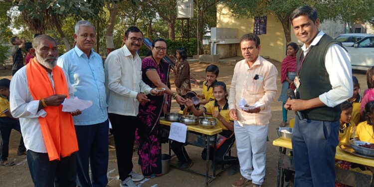 उमर्दे खुर्द येथील जि. प.सेमी इंग्लिश स्कूल येथेबाल आनंद बाजार उत्साहात