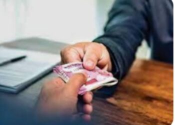 ग्रामपंचायतीच्या विविध कामांची टक्केवारी भोवली, लाच घेताना ग्रामसेवकासह खाजगी इसमास रंगेहाथ अटक