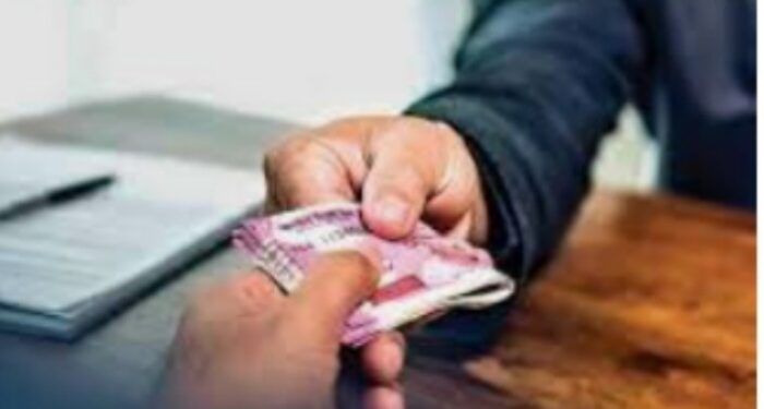 ग्रामपंचायतीच्या विविध कामांची टक्केवारी भोवली, लाच घेताना ग्रामसेवकासह खाजगी इसमास रंगेहाथ अटक