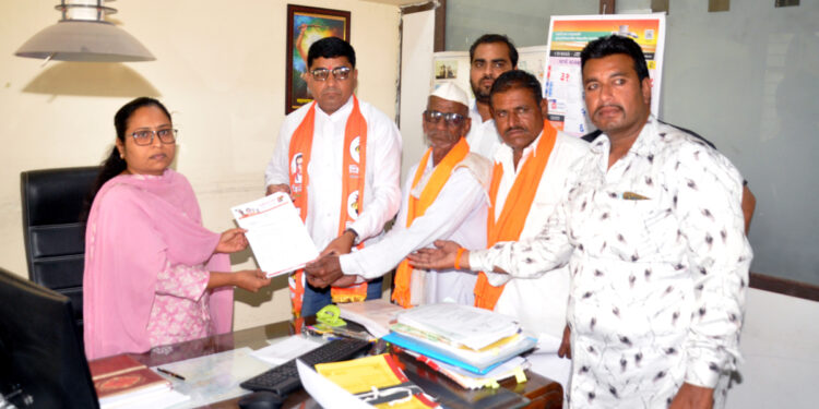 दुष्काळग्रस्त शेतकऱ्यांना शासनाने मंजूर केलेले अनुदान त्वरित मिळावे, शिवसेना उबाठा गटाची मागणी