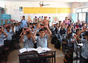 एस.ए.मिशन हायस्कूलमध्ये मिलेट न्यूट्रीबार वाटप