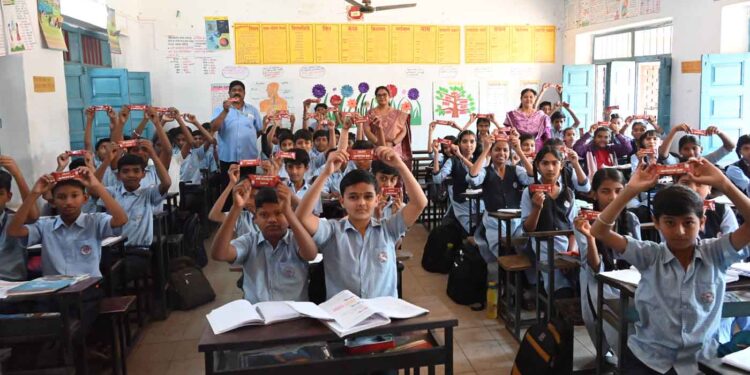 एस.ए.मिशन हायस्कूलमध्ये मिलेट न्यूट्रीबार वाटप