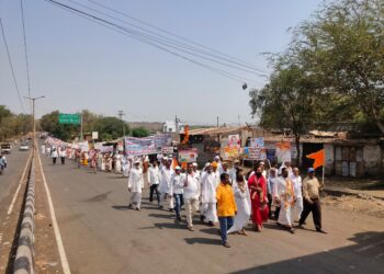 संत श्री आसाराम बापू यांना न्याय द्या, मुक मोर्चातुन साधु संत आणि, हिंदुत्ववादी यांची मागणी