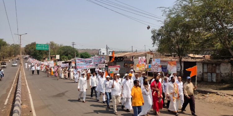 संत श्री आसाराम बापू यांना न्याय द्या, मुक मोर्चातुन साधु संत आणि, हिंदुत्ववादी यांची मागणी