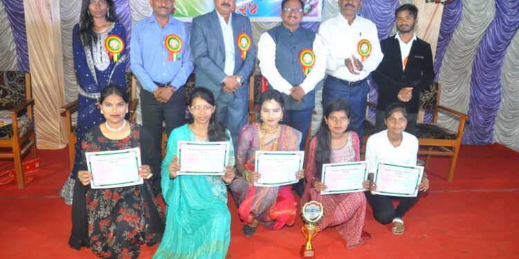 शासकीय कृषी महाविद्यालयात वार्षिक पारितोषिक वितरण समारंभ व पालक मेळावा उत्साहात