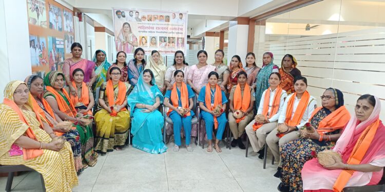 शिवसेनेचा (शिंदे गट) वतीने कर्तुत्वान महिलांच्या माजी नगराध्यक्ष रत्ना रघुवंशी यांच्या हस्ते सन्मान