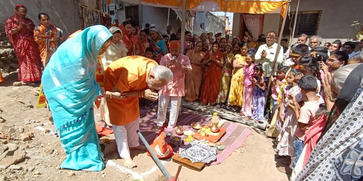नवनाथ नगरमध्ये माजी आ.चंद्रकांत रघुवंशी यांच्या हस्ते शिव मंदिराचे भूमिपूजन