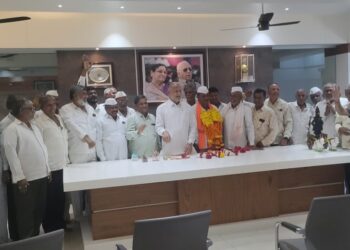 शनिमांडळ विकासो चेअरमनपदी नामदेव पाटील, शिवसेना नेते चंद्रकांत रघुवंशींच्या हस्ते सत्कार