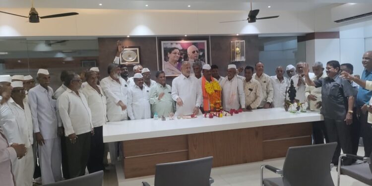 शनिमांडळ विकासो चेअरमनपदी नामदेव पाटील, शिवसेना नेते चंद्रकांत रघुवंशींच्या हस्ते सत्कार