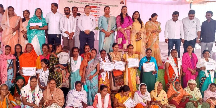 10 हजार महिला सदस्यांना खा.डॉ.हिना गावित, डॉ. सुप्रिया गावित यांच्या हस्ते अर्थसहाय्य निवड प्रमाणपत्र वाटप