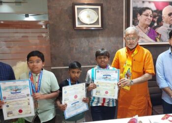 नंदुरबारच्या जलतरणपटूंची समुद्री झेप चंद्रकांत रघुवंशी यांच्या हस्ते सत्कार