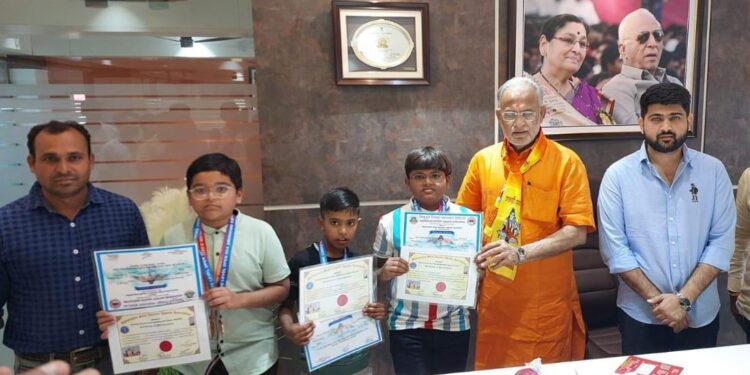 नंदुरबारच्या जलतरणपटूंची समुद्री झेप चंद्रकांत रघुवंशी यांच्या हस्ते सत्कार