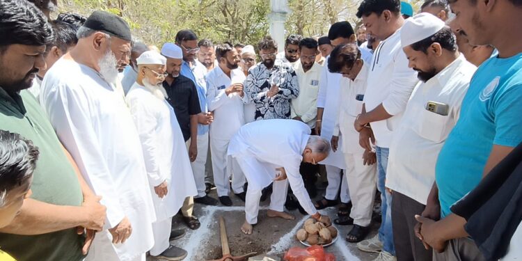 शिवसेना नेते,माजी आ. चंद्रकांत रघुवंशींच्या प्रयत्नांचे फलित मुस्लिम कब्रस्तान रस्त्यासाठी निधी मंजूर; रस्त्याचे भूमिपूजन