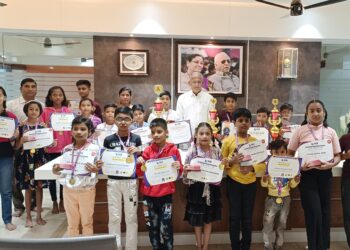 नंदुरबारच्या विद्यार्थ्यांचे राष्ट्रीय अबॅकस स्पर्धेत यश; ५ मिनिटात सोडवले १०० प्रश्न,माजी आमदार चंद्रकांत रघुवंशी यांच्या हस्ते सत्कार