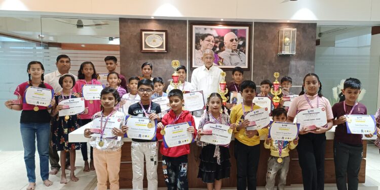 नंदुरबारच्या विद्यार्थ्यांचे राष्ट्रीय अबॅकस स्पर्धेत यश; ५ मिनिटात सोडवले १०० प्रश्न,माजी आमदार चंद्रकांत रघुवंशी यांच्या हस्ते सत्कार