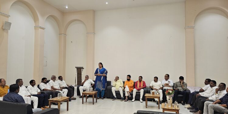 खा.डॉ.हिना गावित यांनी मोदी सरकारच्या माध्यमातून केलेला विकास मतदारांपुढे मांडणार; नंदुरबार येथे झालेल्या महायुतीच्या बैठकीत निर्धार