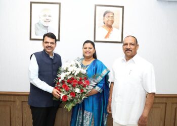 खा. डॉ. हिना गावित यांना उपमुख्यमंत्री देवेंद्र फडणवीस यांनी दिले आशीर्वाद; मुंबईत घेतली प्रत्यक्ष भेट