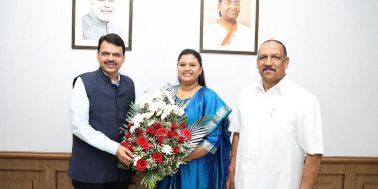 खा. डॉ. हिना गावित यांना उपमुख्यमंत्री देवेंद्र फडणवीस यांनी दिले आशीर्वाद; मुंबईत घेतली प्रत्यक्ष भेट