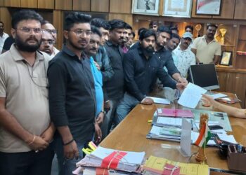 धोकेदायक वळण रस्त्यावर सीसीटीव्ही कॅमेरे व गतिरोधक बसवावे -नंदुरबार जिल्हा फोटोग्राफर संघटनेची जिल्हाधिकाऱ्यांकडे मागणी