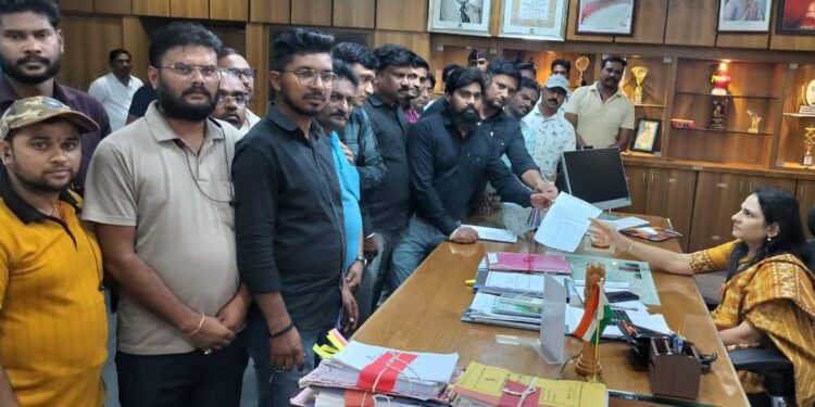 धोकेदायक वळण रस्त्यावर सीसीटीव्ही कॅमेरे व गतिरोधक बसवावे -नंदुरबार जिल्हा फोटोग्राफर संघटनेची जिल्हाधिकाऱ्यांकडे मागणी