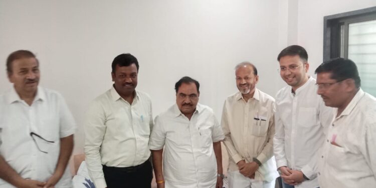 एकनाथराव खडसे यांनी नंदुरबारच्या काँग्रेस उमेदवाराच्या प्रचारासाठी लावली फिल्डिंग ?