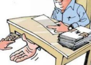 साडे सहा हजाराची लाच स्वीकारताना कृषी विस्तार अधिकाऱ्यासह सरपंचाला रंगेहाथ अटक