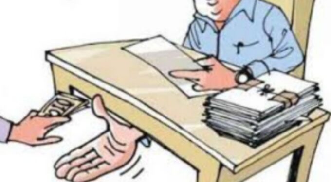 साडे सहा हजाराची लाच स्वीकारताना कृषी विस्तार अधिकाऱ्यासह सरपंचाला रंगेहाथ अटक