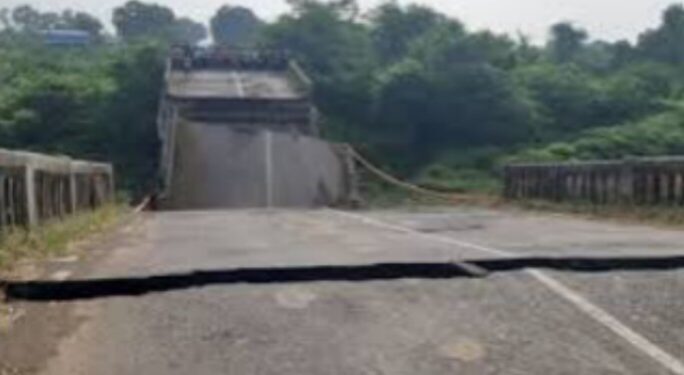 दोन वर्षानंतर धानोरा गावाजवळील पुल वाहतुकीसाठी खुला