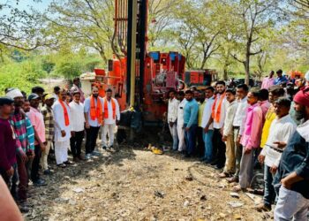 शबरी हट्टी येथे सामाजिक कार्यकर्ते किरण तडवी यांनी स्वखर्चाने खोदला बोअरवेल