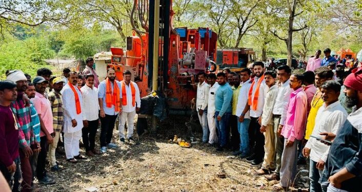 शबरी हट्टी येथे सामाजिक कार्यकर्ते किरण तडवी यांनी स्वखर्चाने खोदला बोअरवेल