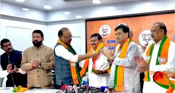 काँग्रेसचे माजी पालकमंत्री ॲड. पद्माकर वळवी यांचा भाजपात प्रवेश