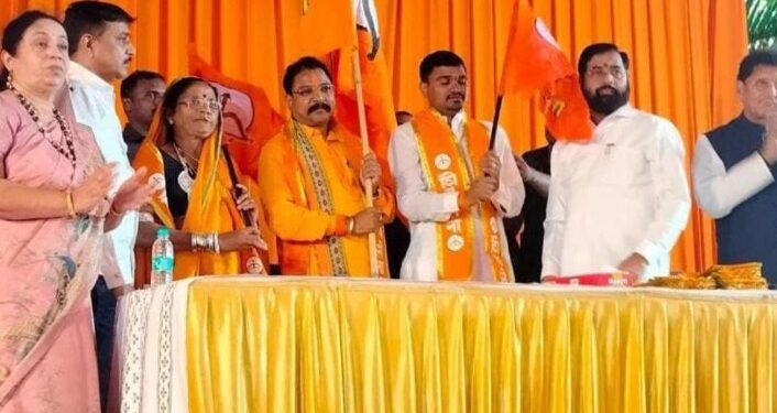 विधान परिषदेचे आ.आमश्या पाडवी यांचा हजारो समर्थकांसह शिंदे गटात प्रवेश