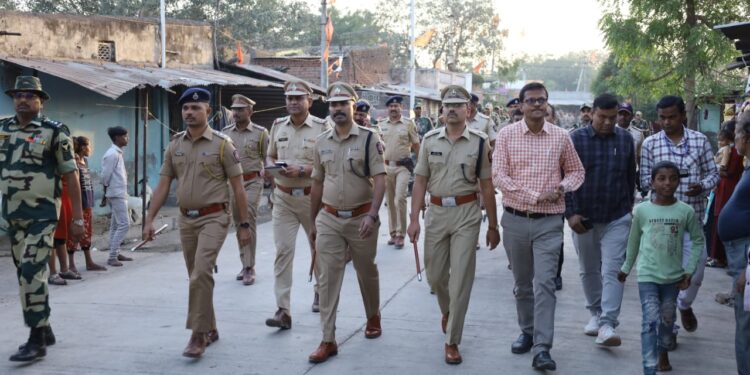 आगामी लोकसभा निवडणूक व सण उत्सवाच्या पार्श्वभूमीवर जिल्हा पोलीस दलाचा रुटमार्च