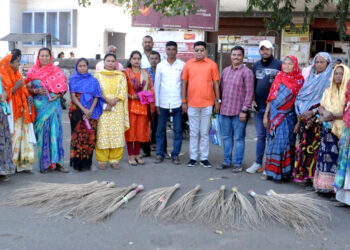 उबाठा शिवसेना युवती सेनेच्या वतीने जागतिक महिला दिनी सफाई कामगार महिलांचा सत्कार