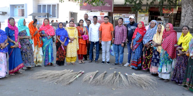 उबाठा शिवसेना युवती सेनेच्या वतीने जागतिक महिला दिनी सफाई कामगार महिलांचा सत्कार