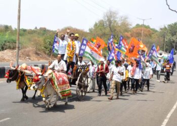 नंदुरबार येथे लोकसभेच्या नामांकन दाखल करण्यासाठी उमेदवार चक्क बैलगाडीवर दाखल