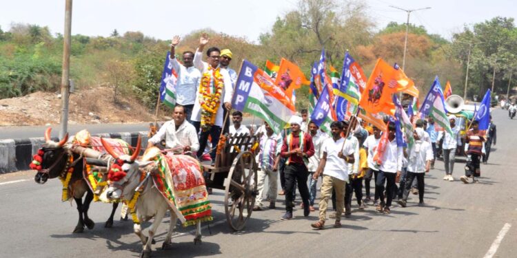नंदुरबार येथे लोकसभेच्या नामांकन दाखल करण्यासाठी उमेदवार चक्क बैलगाडीवर दाखल