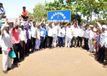 पवन ऊर्जा जमीन हक्क कामगार संघर्ष समिती व संतप्त आदिवासी शेतकऱ्यांचा सुजलोन कंपनीत ठिय्या आंदोलन