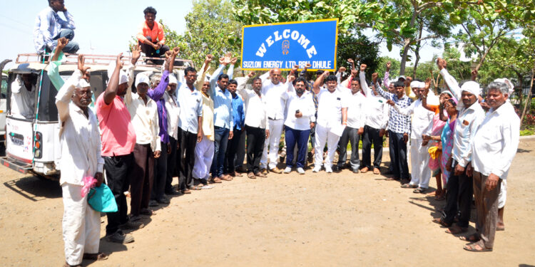 पवन ऊर्जा जमीन हक्क कामगार संघर्ष समिती व संतप्त आदिवासी शेतकऱ्यांचा सुजलोन कंपनीत ठिय्या आंदोलन