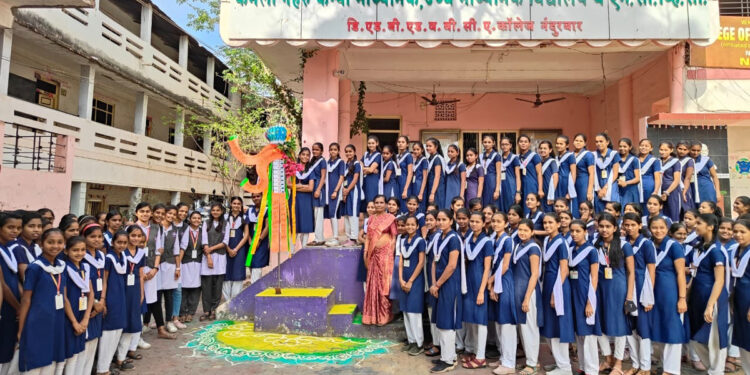 कमला नेहरू कन्या विद्यालय व कनिष्ठ महाविद्यालयात स्वीप कार्यक्रमांतर्गत उभारण्यात आली गुढी