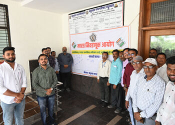 लोकसभा निवडणुकीत मतदानाच्या टक्का वाढवा यासाठी पालिकेतर्फे स्वाक्षरी मोहीम