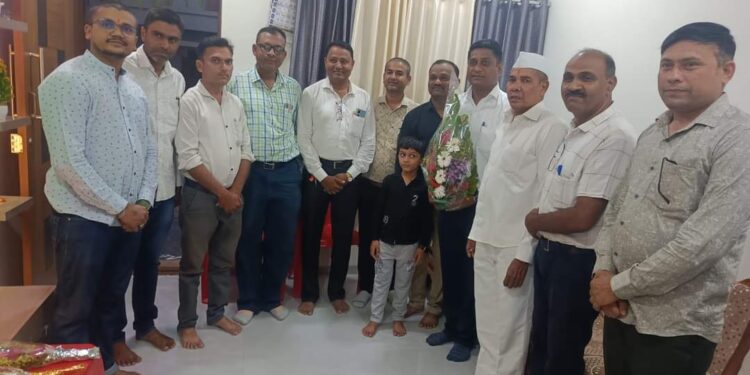 प्रतिकुल परिस्थितीवर मात करीत सामान्य कुटुंबाचा मुलगा बनला न्यायाधीश